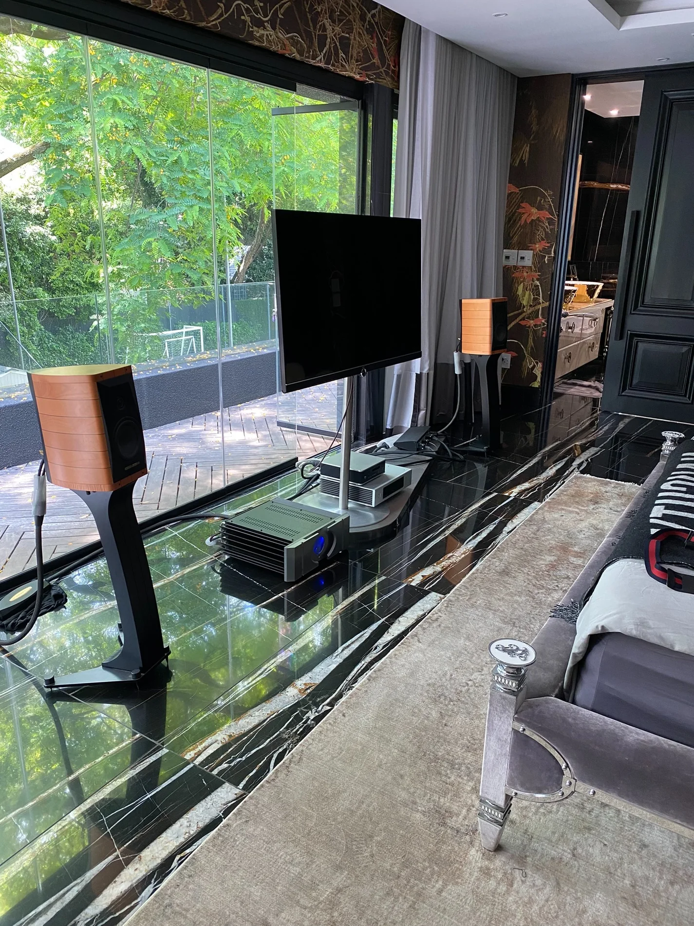 Stereo listening installation